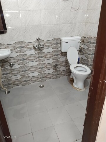 Bathroom in 1 BHK Builder Floor at Sector 43 – for Rent