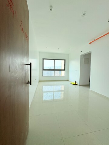 Room in 2 BHK Apartment at Kalpataru Immensa, Kolshet Road – for Rent
