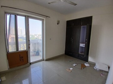 Room in 2 BHK Apartment at DLF Regency Park I, Dlf Phase iv – for Rent