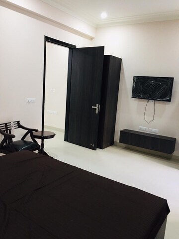 Bedroom in 1 BHK Builder Floor at Sector 43 – for Rent