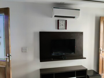 Furnished Amenities in 3 BHK Independent House at Unitech Cyber Park, Sector 39 – for Rent