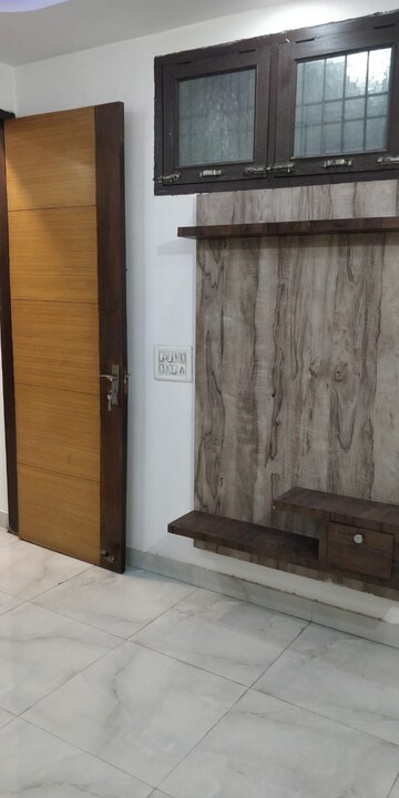 Room in 2 BHK Builder Floor at Gyan Khand – for Rent