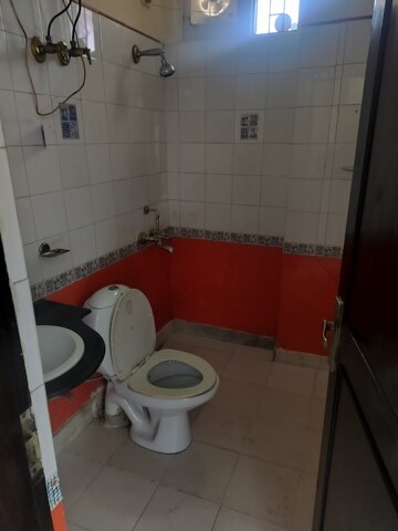 Bathroom in 3.5 BHK Builder Floor at SS Mayfield Gardens, Sector 51 – for Rent