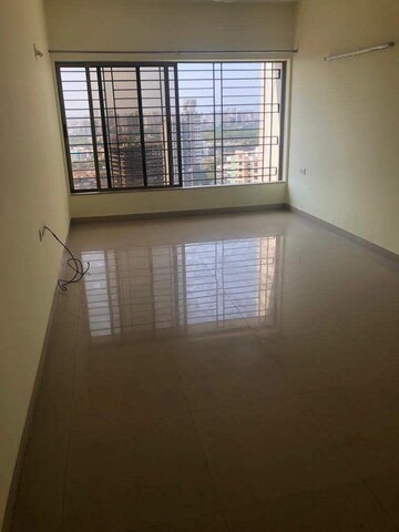 Room in 2 BHK Apartment at Raheja Tipco Heights, Malad East – for Rent