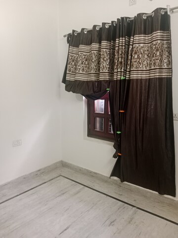 Room in 2.5 BHK Builder Floor at Sector 17 – for Rent