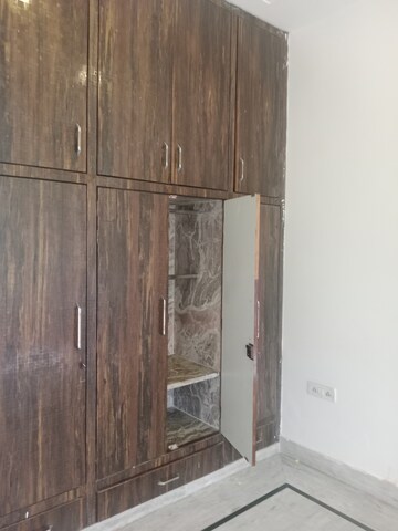 Furnished Amenities in 2.5 BHK Builder Floor at Sector 17 – for Rent