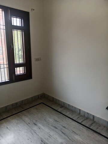 Room in 2.5 BHK Builder Floor at Sector 17 – for Rent
