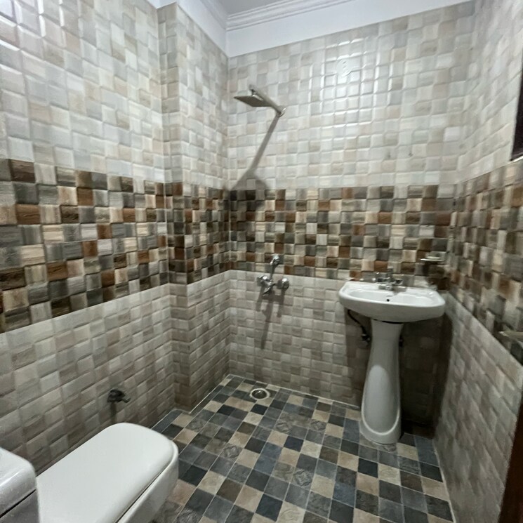 Bathroom, chattarpur 4 Bedroom 1800 Sq.Ft. Builder Floor In Chattarpur Delhi 8197139