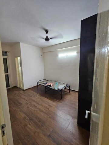 Room in 3 BHK Apartment at Wave Executive Floors, Wave City – for Rent