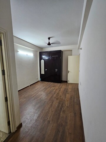 Room in 3 BHK Apartment at Wave Executive Floors, Wave City – for Rent