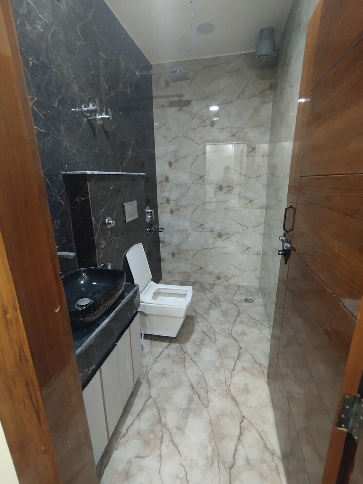 Bathroom, anand vihar 3 Bedroom 1050 Sq.Ft. Builder Floor In Anand Vihar Delhi 8197353