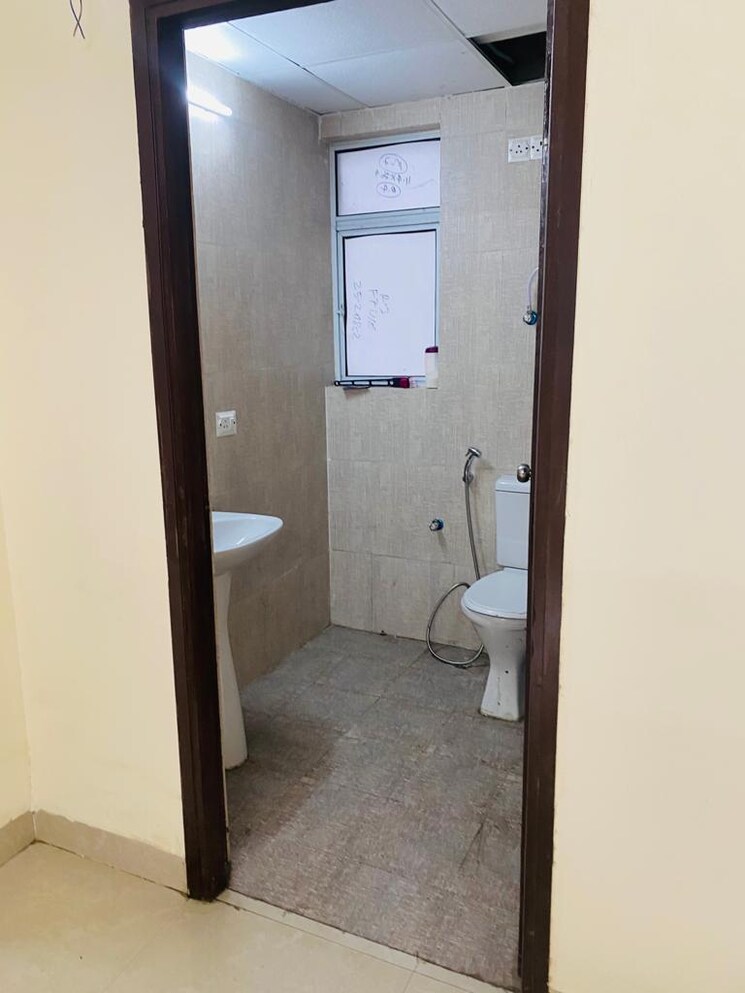 Bathroom, aditya-urban-homes 1 Bedroom 585 Sq.Ft. Apartment In Shahpur Bamheta Ghaziabad 8197375