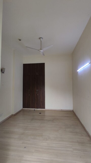 Room in 3 BHK Apartment at Moti Nagar – for Sale