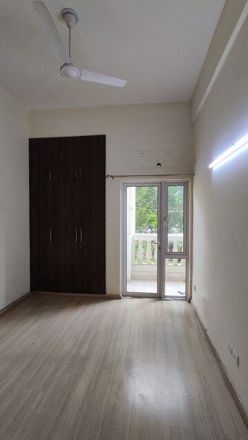 Room in 3 BHK Apartment at Moti Nagar – for Sale