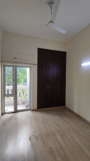 Room in 3 BHK Apartment at Moti Nagar – for Sale