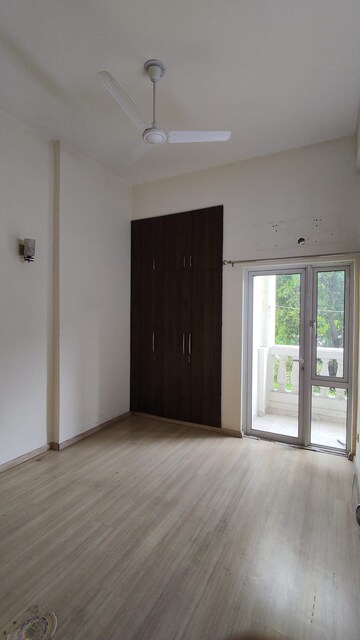 Room in 3 BHK Apartment at Moti Nagar – for Sale