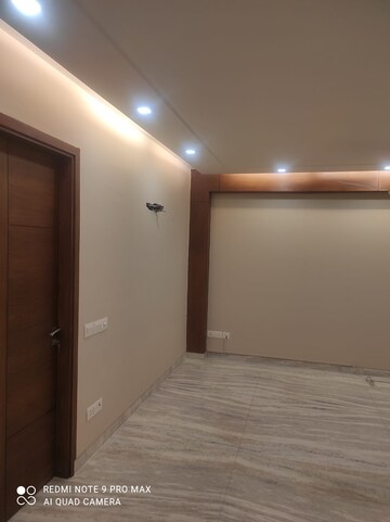 Room in 3 BHK Apartment at Paschim Vihar – for Rent