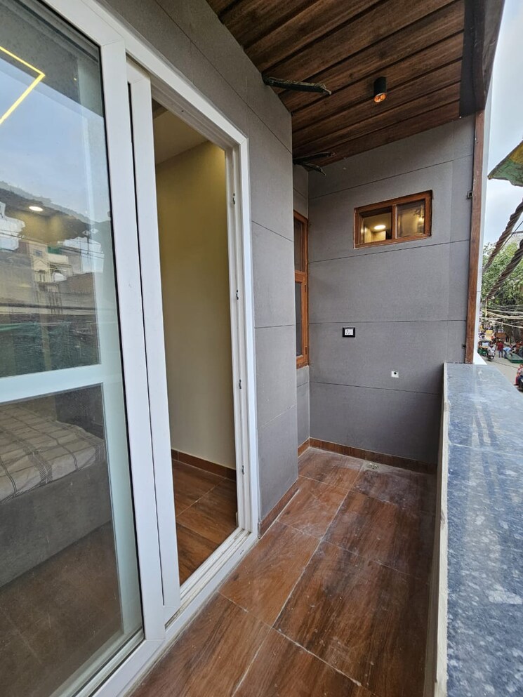 Balcony, chittaranjan park 3 Bedroom 1200 Sq.Ft. Apartment In Chittaranjan Park Delhi 8197523