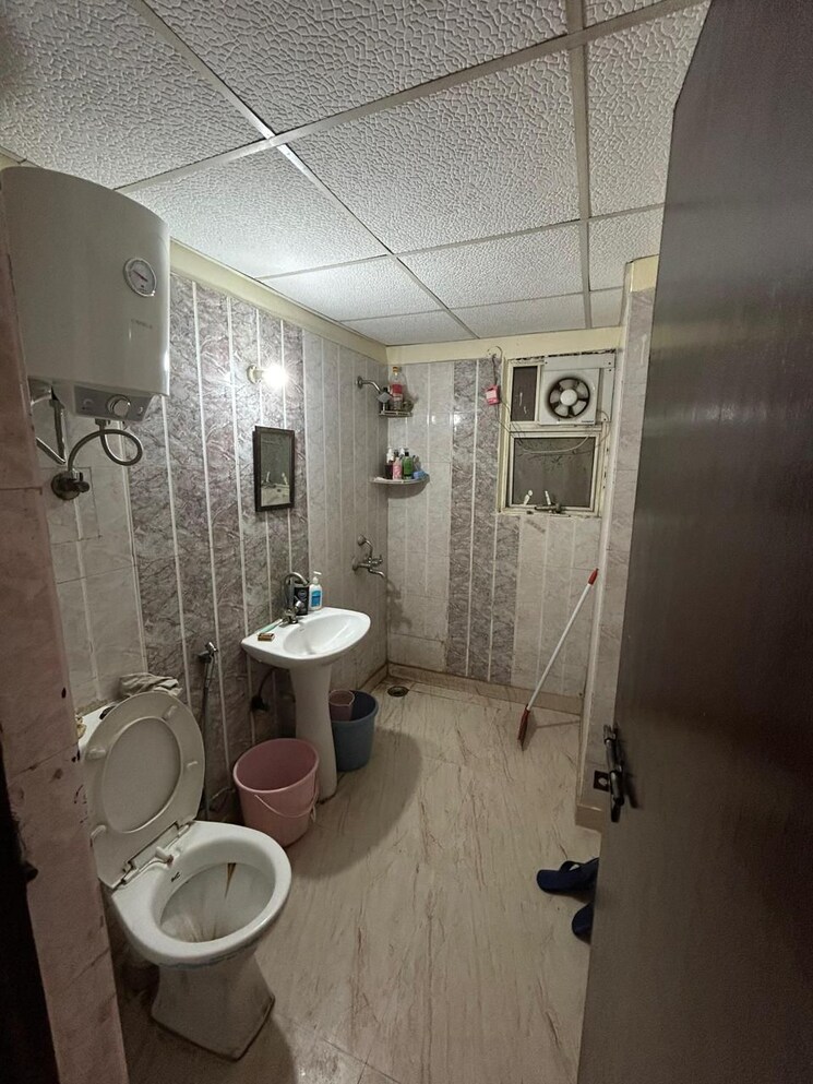 Bathroom, chittaranjan park 3 Bedroom 1271 Sq.Ft. Apartment In Chittaranjan Park Delhi 8197526