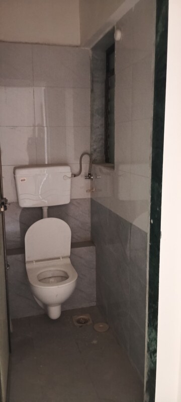 Bathroom in 1 BHK Apartment at Vile Parle East – for Rent