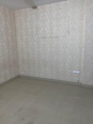 Room in 3 BHK Apartment at Vip Road – for Rent