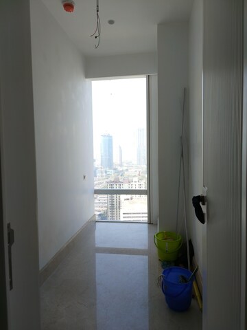 Room in 3 BHK Apartment at Indiabulls Blu, Worli – for Rent