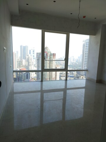 Room in 3 BHK Apartment at Indiabulls Blu, Worli – for Rent
