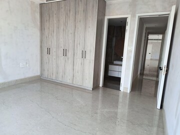 Room in 3 BHK Apartment at Indiabulls Blu, Worli – for Rent