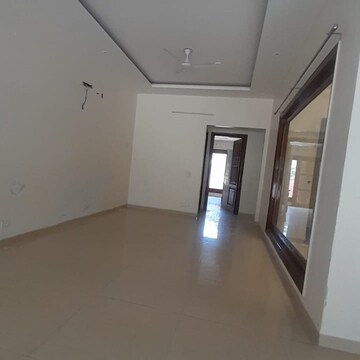 Room in 3 BHK Builder Floor at Sector 45 – for Rent