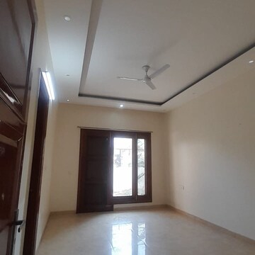 Room in 3 BHK Builder Floor at Sector 45 – for Rent