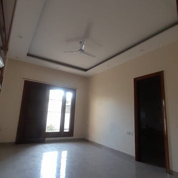 Room in 3 BHK Builder Floor at Sector 45 – for Rent