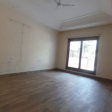 Room in 3 BHK Builder Floor at Sector 45 – for Rent