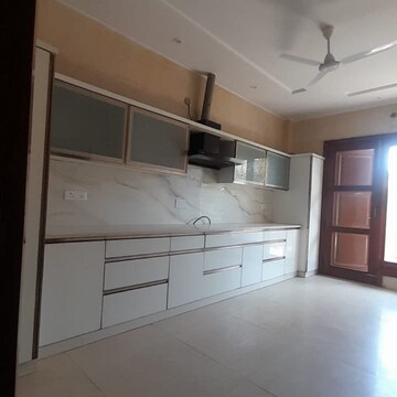 Room in 3 BHK Builder Floor at Sector 45 – for Rent