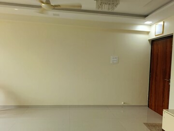 Room in 3 BHK Apartment at Malad West – for Rent