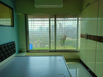 Room in 3 BHK Apartment at Malad West – for Rent