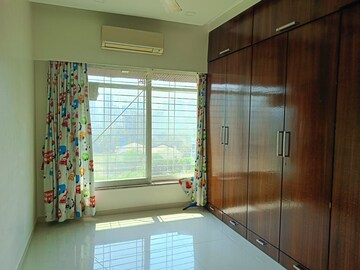 Room in 3 BHK Apartment at Malad West – for Rent
