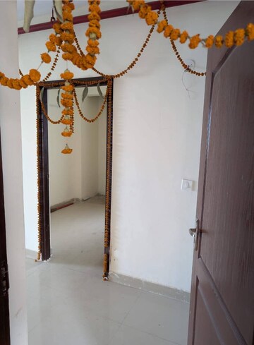 Room in 3.5 BHK Apartment at BSB Vaibhav Heritage Height, Sector 16 Greater Noida – for Rent