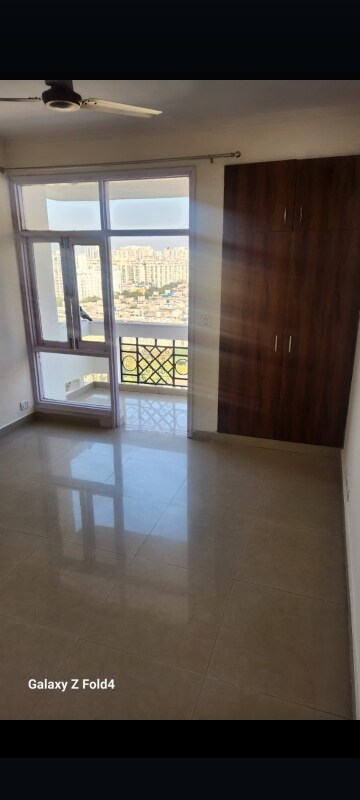 Room in 2 BHK Apartment at Parsvnath Majestic Floors, Vaibhav Khand – for Rent