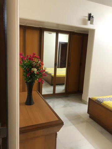 Room in 4 BHK Apartment at Madhukunj Apartment Prabhadevi, Prabhadevi – for Rent