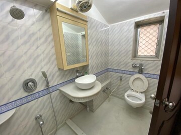 Bathroom in 4 BHK Apartment at Madhukunj Apartment Prabhadevi, Prabhadevi – for Rent