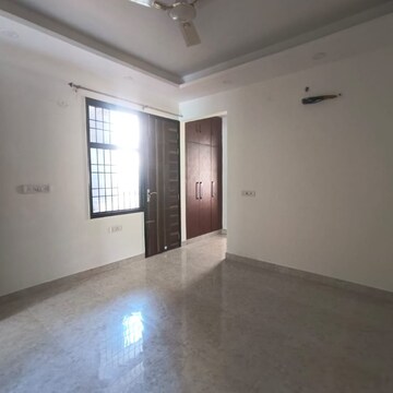 Room in 3 BHK Builder Floor at Sector 52 – for Rent