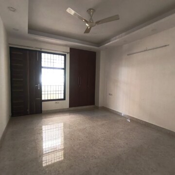 Room in 3 BHK Builder Floor at Sector 52 – for Rent