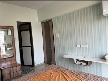 Room in 2 BHK Apartment at Romell Empress, Borivali West – for Rent