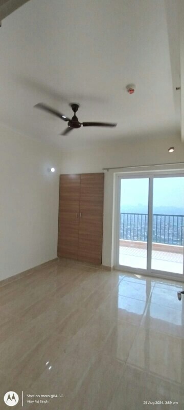 Room in 3.5 BHK Apartment at Mahagun Mezzaria, Sector 78 – for Rent