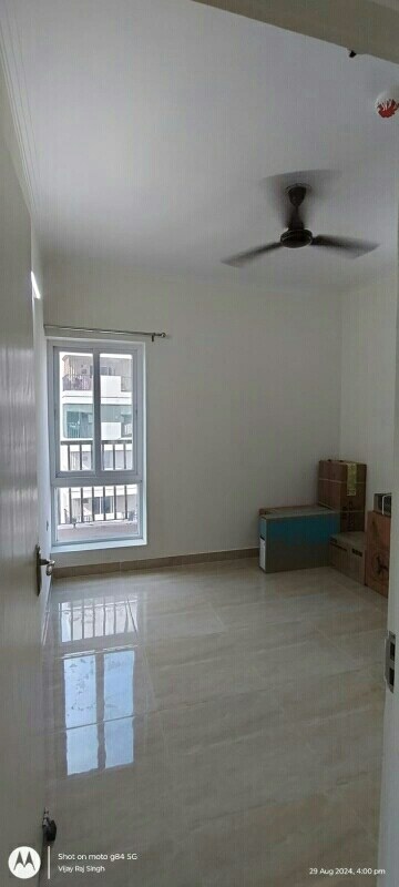 Room in 3 BHK Apartment at Supertech Cape Town, Sector 74 – for Rent