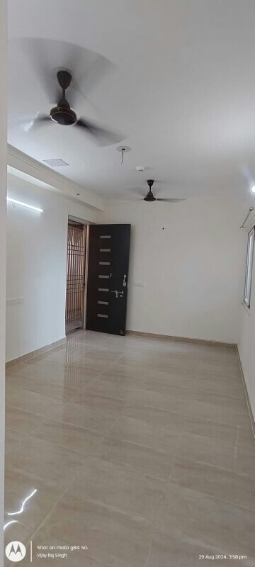 Room in 3 BHK Apartment at Supertech Cape Town, Sector 74 – for Rent