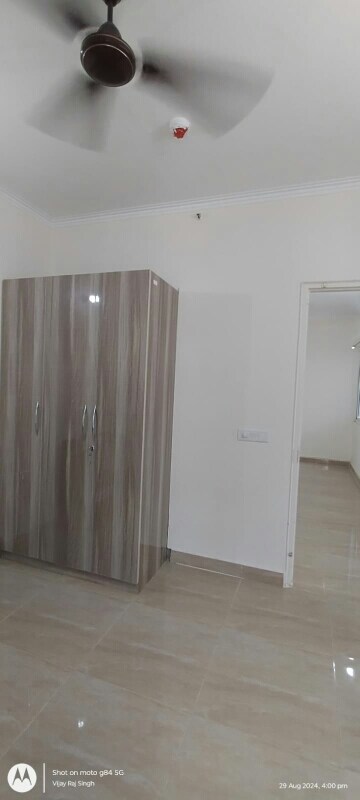 Room in 3 BHK Apartment at Supertech Cape Town, Sector 74 – for Rent