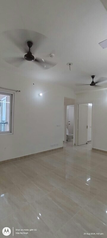 Room in 3 BHK Apartment at Supertech Cape Town, Sector 74 – for Rent