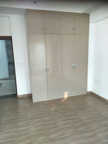 Room in 3.5 BHK Apartment at Supertech ORB, Sector 74 – for Rent