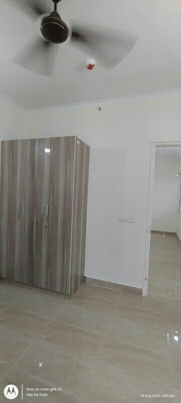 Room in 2 BHK Apartment at Supertech Cape Town, Sector 74 – for Rent